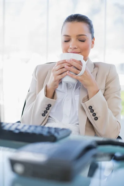 Friedliche mondäne Geschäftsfrau, die Kaffee riecht — Stockfoto