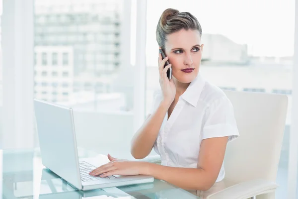 Eleganta affärskvinna prata i telefon — Stockfoto