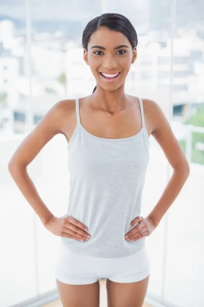 Hermosa modelo en ropa deportiva posando — Foto de Stock