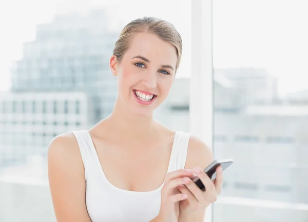 Happy blond woman text messaging — Stock Photo, Image
