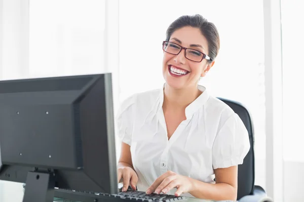 彼女の机で働く女性実業家の笑みを浮かべてください。 — ストック写真