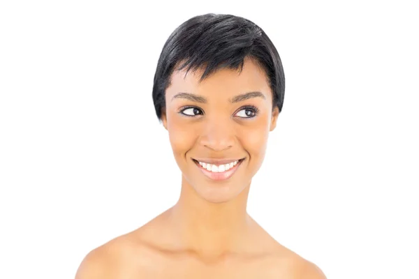 Alegre mujer de pelo negro posando mirando hacia otro lado —  Fotos de Stock