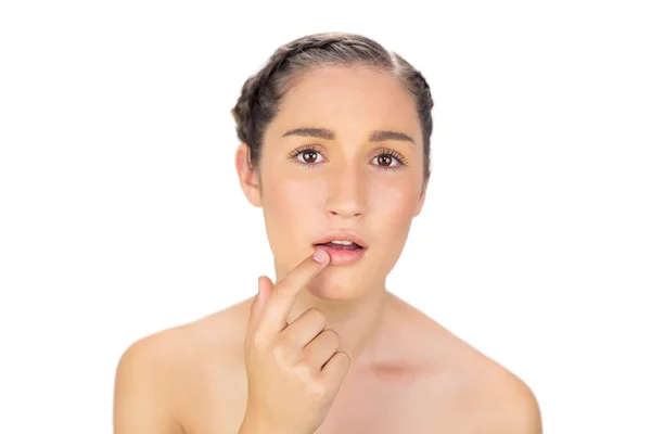 Modelo natural apuntando a su labio inferior — Foto de Stock