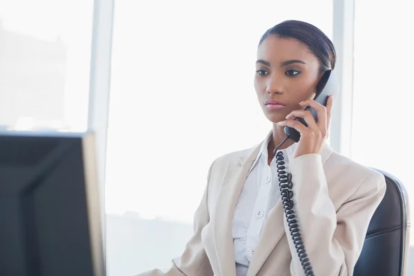 Stern gorgeous businesswoman on the phone — Stock Photo, Image