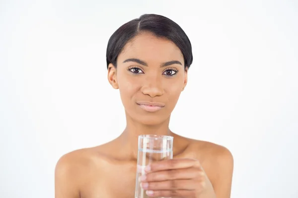 Klidné atraktivní model drží sklenici vody — Stock fotografie