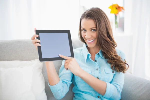 Atractiva morena mostrando su pantalla de tableta — Foto de Stock