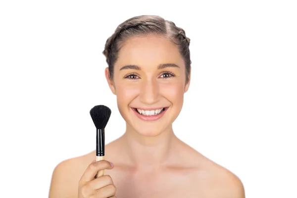 Souriant magnifique modèle tenant blusher brosse — Photo