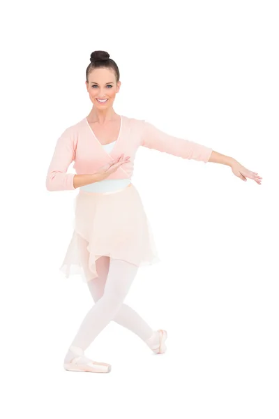 Leende attraktiva ballerina poserar — Stockfoto