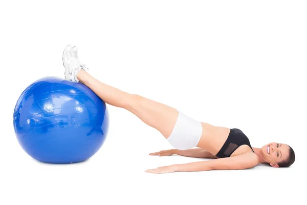 Sorrindo mulher desportiva trabalhando com bola de exercício azul — Fotografia de Stock