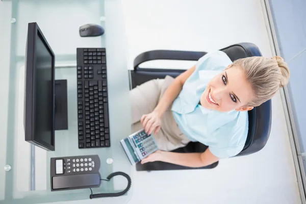 Overhead view of smiling elegant businesswoman using calculator — Stock Photo, Image