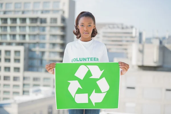 Vážné dobrovolnická žena držící recyklační znak — Stock fotografie