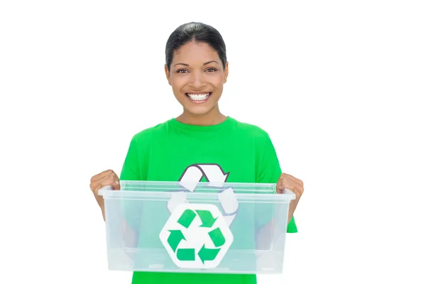 Modèle joyeux portant un t-shirt de recyclage tenant une boîte en plastique — Photo