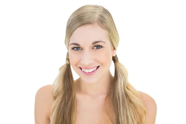 Freudige junge blonde Frau blickt in die Kamera — Stockfoto