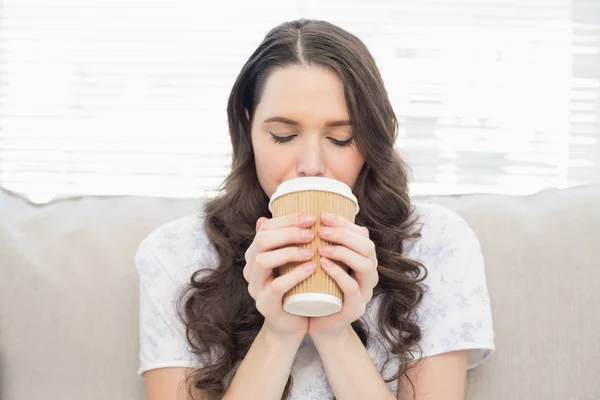 Красивая женщина в пижаме пьет кофе — стоковое фото