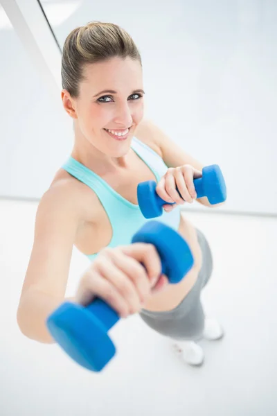 Fit femme souriante exercice avec haltères — Photo