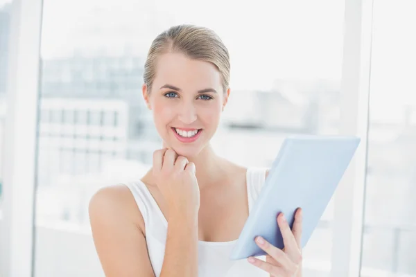 Cheerful sporty woman using tablet computer — Stock Photo, Image