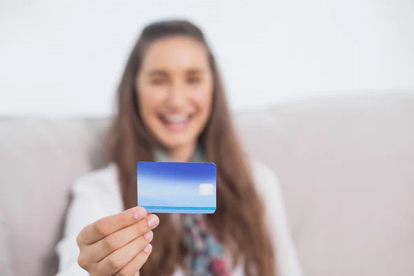 Jovem modelo feliz segurando seu cartão de crédito — Fotografia de Stock