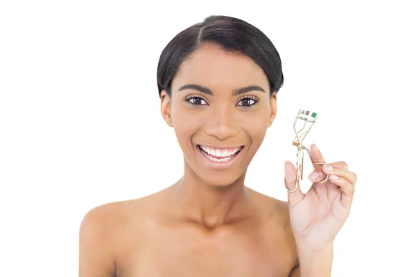 Smiling natural model holding eyelash curler — Stock Photo, Image