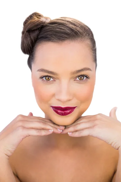 Glamouröse Frau mit roten Lippen posiert — Stockfoto