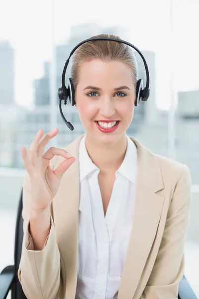 Lächelnde hübsche Callcenter-Agentin mit Okay-Geste — Stockfoto