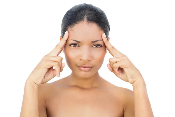 Attraente modello dai capelli neri con mal di testa — Foto Stock