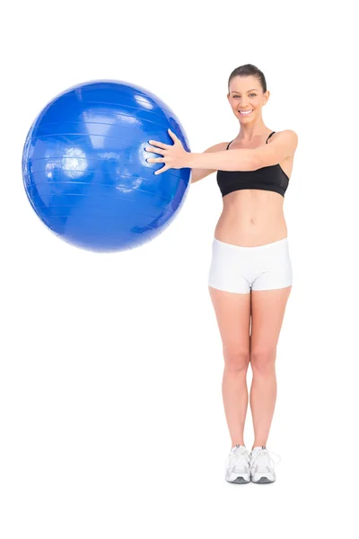 Mujer en forma feliz haciendo ejercicio usando bola de ejercicio — Foto de Stock