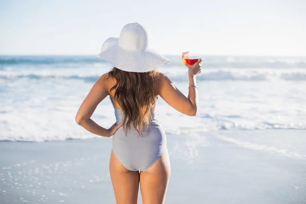 Vue arrière de la magnifique femme en maillot de bain tenant un cocktail — Photo