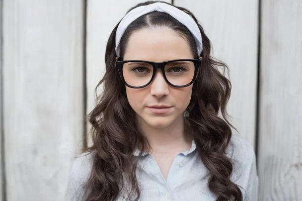 Σοβαρή μοντέρνα γυναίκα με κομψά γυαλιά που παρουσιάζουν — Φωτογραφία Αρχείου