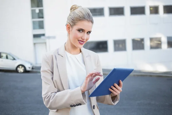 Vrolijke stijlvolle zakenvrouw scrollen op digitale Tablet PC — Stockfoto