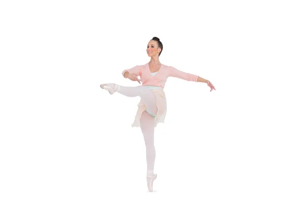 Sorrindo linda bailarina girando em uma perna — Fotografia de Stock