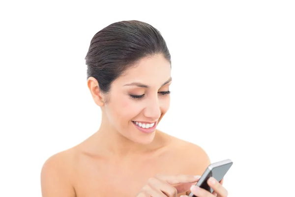 Aantrekkelijke brunette gebruikend een smartphone — Stockfoto