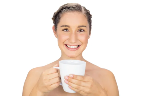 Sonriente modelo natural sosteniendo taza de café — Foto de Stock