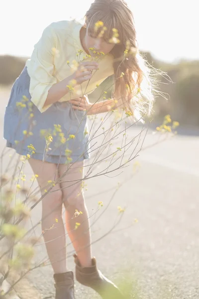 Fredliga hipster flicka att lukta blommor — Stockfoto