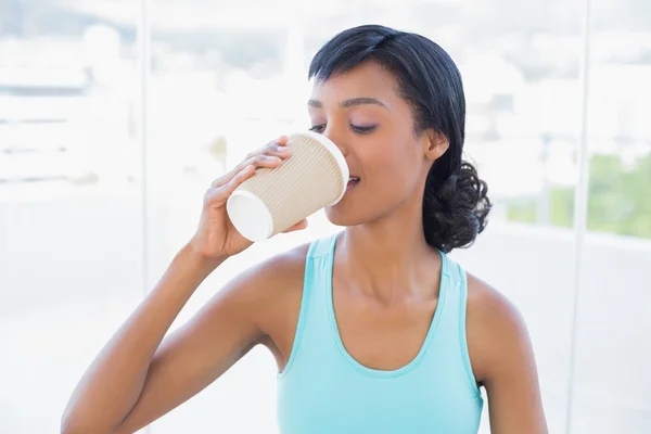 Agradável mulher de cabelos pretos bebendo café — Fotografia de Stock