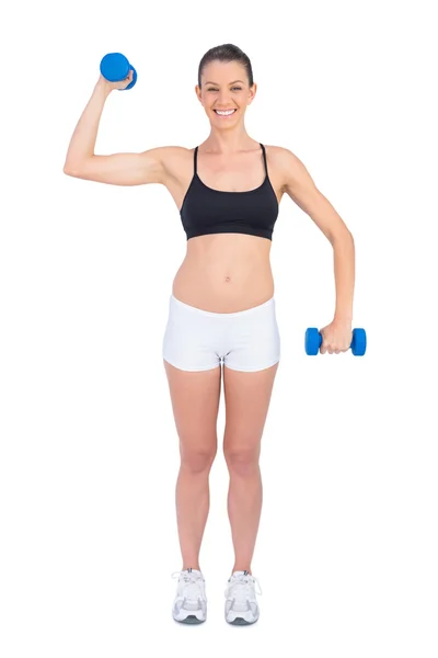 Mujer en forma feliz haciendo ejercicio con pesas — Foto de Stock