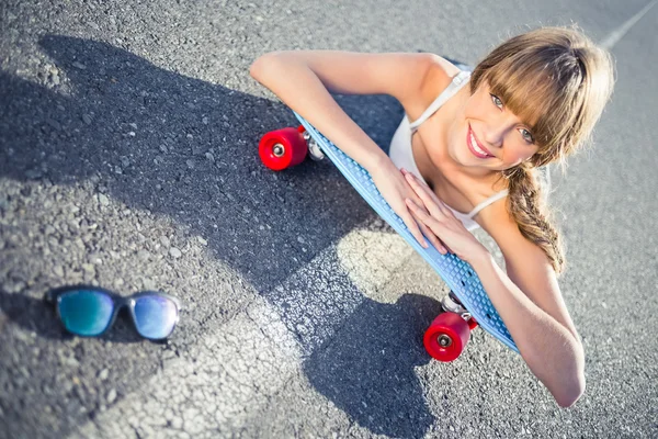 Весела молода блондинка лежить на дорозі посміхається — стокове фото