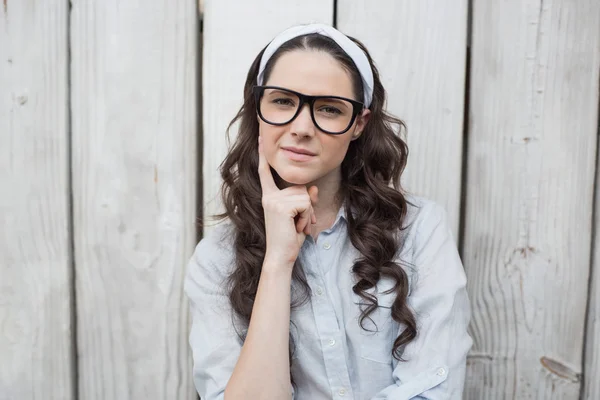 Doordachte trendy vrouw met stijlvolle glazen poseren — Stockfoto