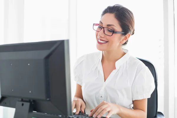 Glad affärskvinna arbetar på hennes skrivbord — Stockfoto