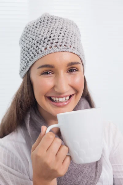 Bruna felice con cappello invernale sulla tazza di caffè — Foto Stock