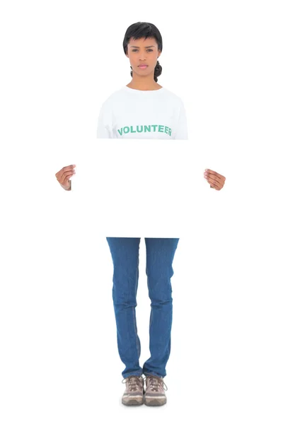 Bez uśmiechu czarne włosy wolontariuszy gospodarstwa biały panel przed kamerą — Zdjęcie stockowe