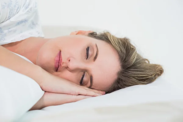 Mulher loira atraente dormindo — Fotografia de Stock