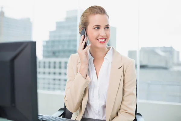 Glückliche attraktive Geschäftsfrau am Telefon — Stockfoto