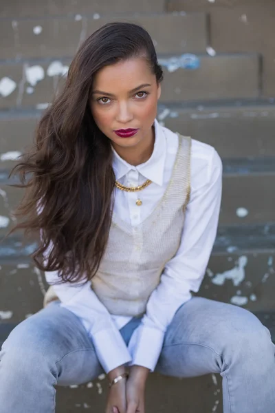 Mujer de moda con labios rojos sentado en las escaleras — Foto de Stock