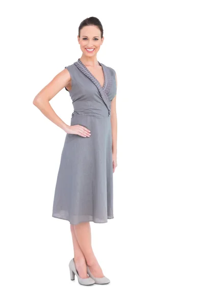 Gelukkig elegante vrouw in stijlvolle jurk poseren hand op taille — Stockfoto