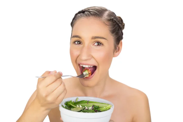 Modèle naturel souriant mangeant une salade saine — Photo