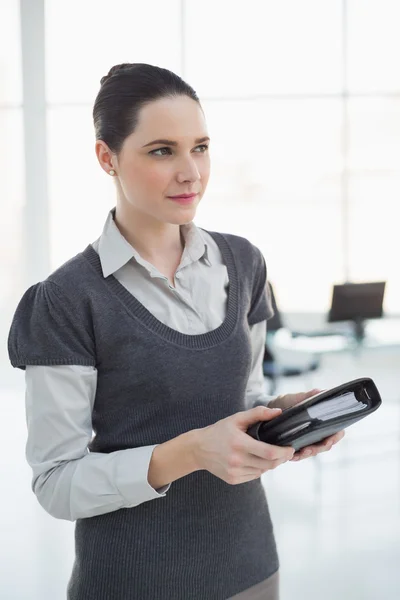 Fundersam ung affärskvinna anläggning datebook — Stockfoto