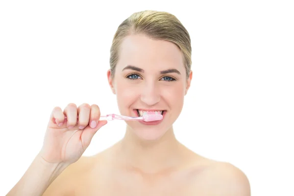 Attraktive Blondine beim Zähneputzen — Stockfoto