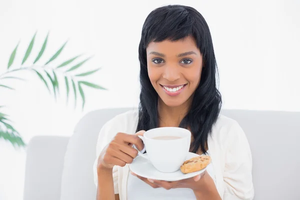 Calme femme aux cheveux noirs en vêtements blancs boire du café — Photo