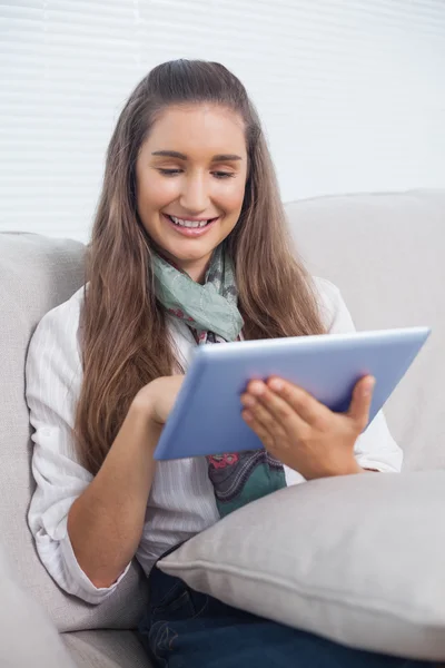 Morena atraente alegre usando seu computador tablet — Fotografia de Stock