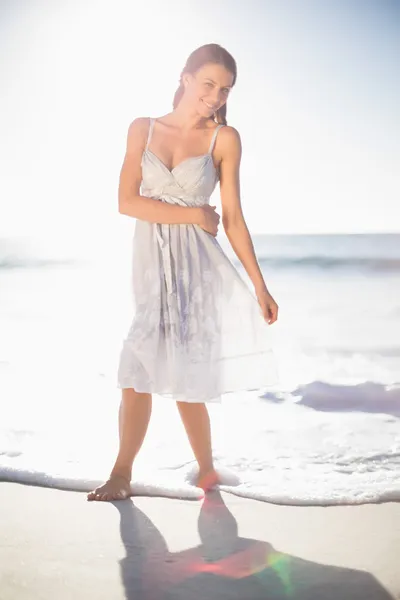 Modelo sonriente en vestido de verano posando — Foto de Stock